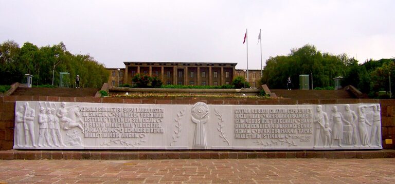 KAMU YÖNETİMİ PARADİGMASINDA DÖNÜŞÜM: YENİ KAMU İŞLETMECİLİĞİNDEN KAMU DEĞERİ YÖNETİMİNE